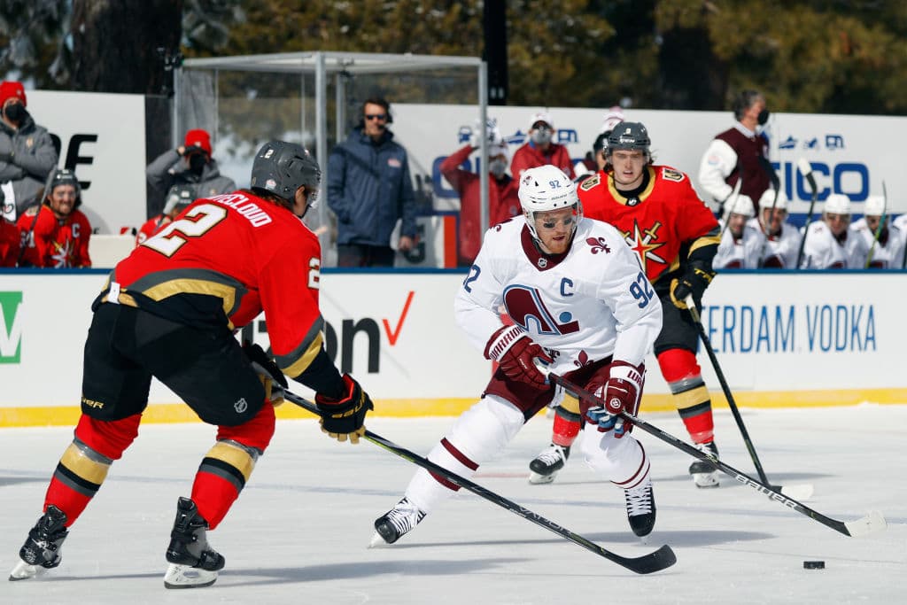 El duelo se llevó a cabo en el lago Tahoe, al aire libre y sin público. Ambos conjuntos son serios candidatos para levantar la Stanley Cup. “Es algo que tienes que ver para creer. Las fotos, por muy bonitas que sean, no representan lo que es de verdad. Es inspirador cuando sales y ves la montaña y el lago. Lo único que nos hace falta son los aficionados”, declaró DeBoer, entrenador de Vegas Golden Knights.
