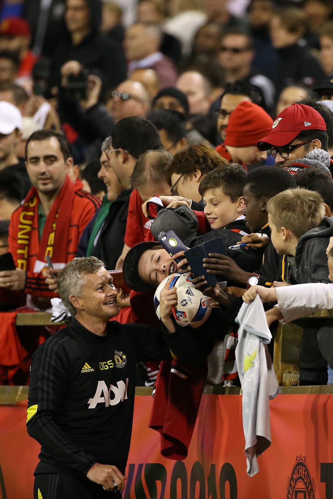 Manchester United entrenó este jueves a puertas abiertas en Perth, Australia, para tener contacto con los cientos de aficionados que llegaron hasta el WACA Ground. Paul Pogba, aún sin definir su futuro, fue uno de los más aclamados tomándose fotos y firmando autógrafos a quienes se lo pidieron. Los Diablos Rojos enfrentarán al Perth Glory y al Leeds United en esta gira por suelo australiano.