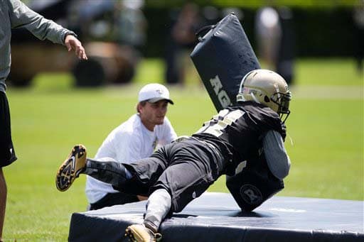 El safety libre Jairus Byrd (31) practicando las tackleadas (AP-NFL).