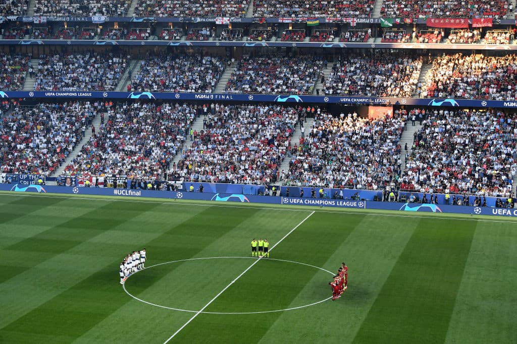 Antes del partido hubo un minuto de silencio en homenaje al exfutbolista español José Antonio Reyes, fallecido este sábado en un accidente de tránsito.