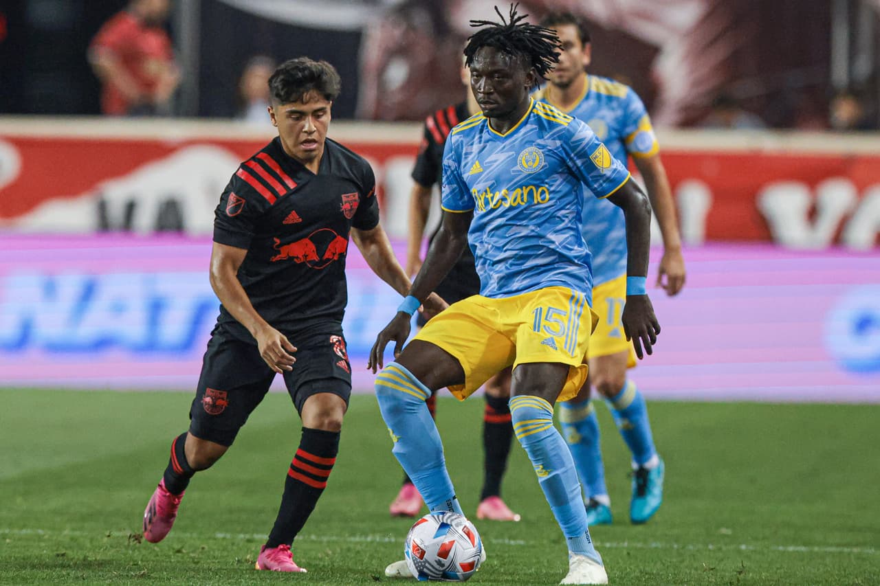 Olivier Mbaizo mostró solidez por el carril derecho de la defensa de Philadelphia Union.
<br>