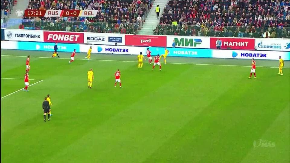 Georgi Dzhikiya despeja el balón y aleja el peligro