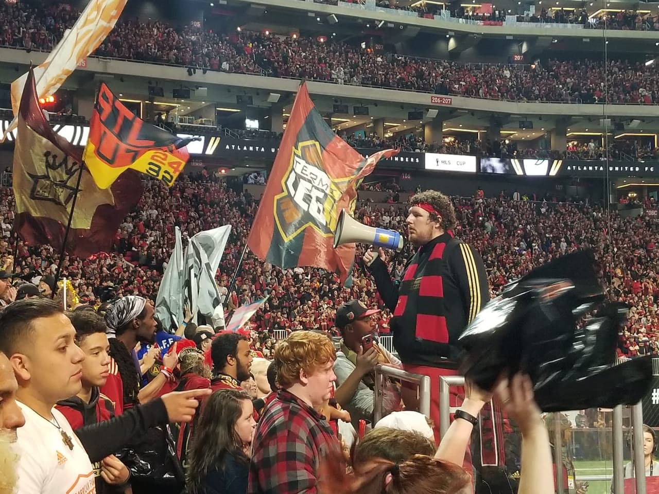 En las tribunas del Mercedes-Benz Stadium se vive la Final por la MLS Cup con todo el fervor de los fanáticos del Atlanta United.