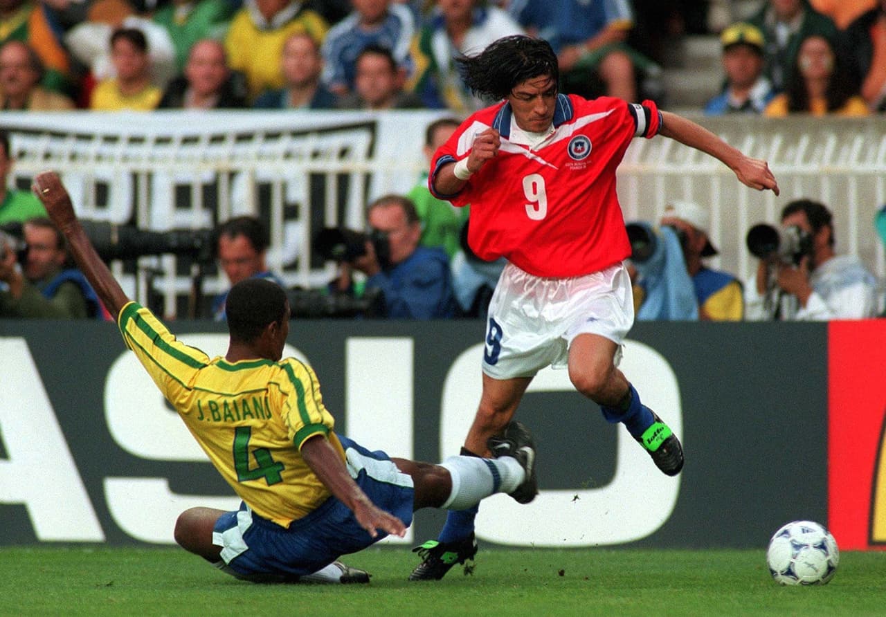 De cabellera y robusta contextura física, el chileno Iván Zamorano fue apodado en los noventas el 'Bam Bam'.