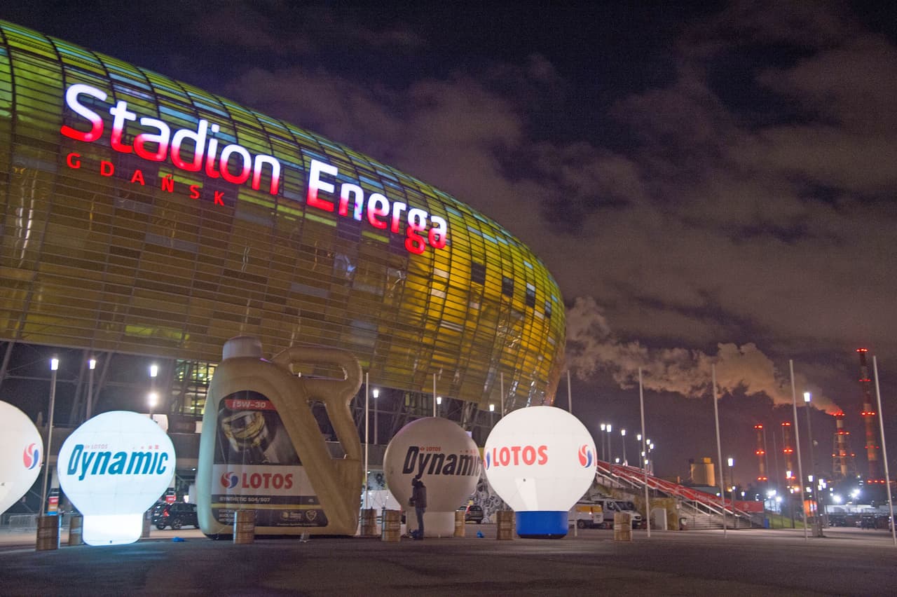 Con todo el color característico, los fanáticos de la Selección Mexicana de fútbol fueron llegando poco a poco al Stadion Energa Gdańsk anhelando un triunfo tras el empate ante Bélgica (3-3). Por su parte, los aficionados locales compartieron en familia la previa del compromiso.