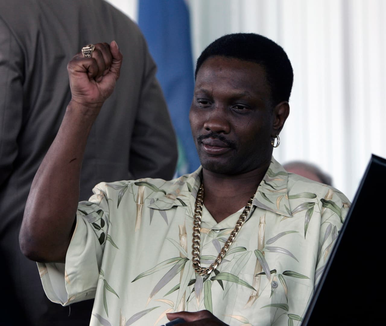 La policía de Virginia Beach informó este lunes que Whitaker fue arrollado por el auto mientras caminaba la noche del domingo. El conductor del vehículo permaneció en el lugar del accidente, donde Whitaker fue declarado muerto. Las autoridades investigan las circunstancias que rodean su deceso.