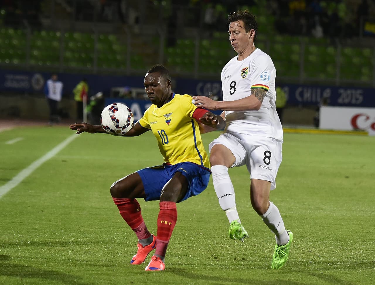 Los futbolistas ecuatorianos jugaban más en conjunto y llegaban con facilidad al arco boliviano.