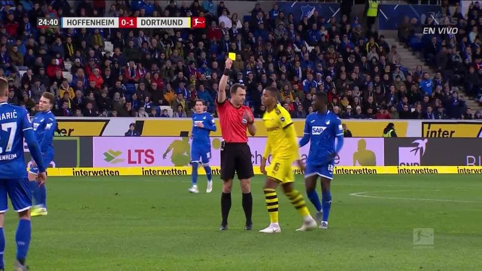 Tarjeta amarilla. El árbitro amonesta a Manuel Akanji de Borussia Dortmund