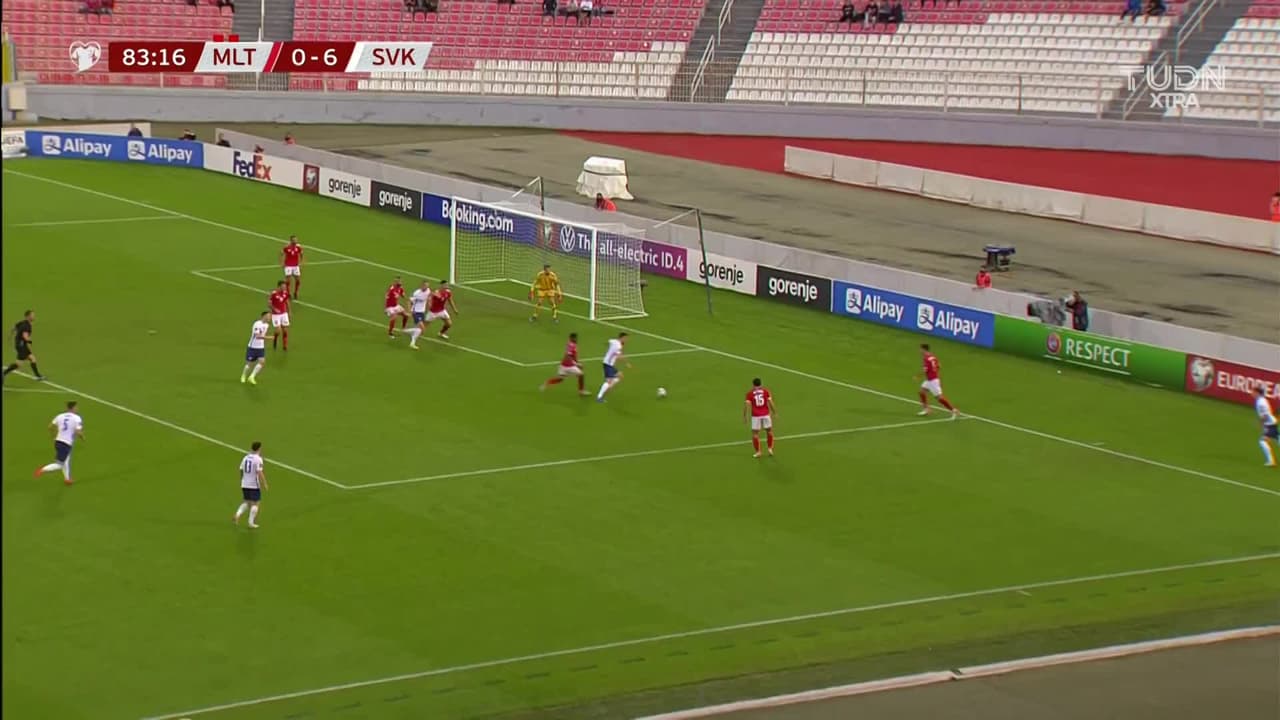 ¡TIRO ATAJADO! disparo por Róbert Bozeník.