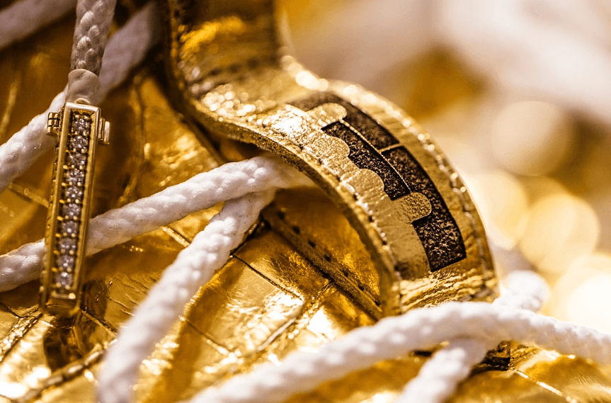 Chambrone trabajó en un regalo para James, usando algunos de los mejores materiales a la mano para unos tenis. La corteza está hecha con genuina piel de cocodrilo y bañada en oro de 24 kilates.