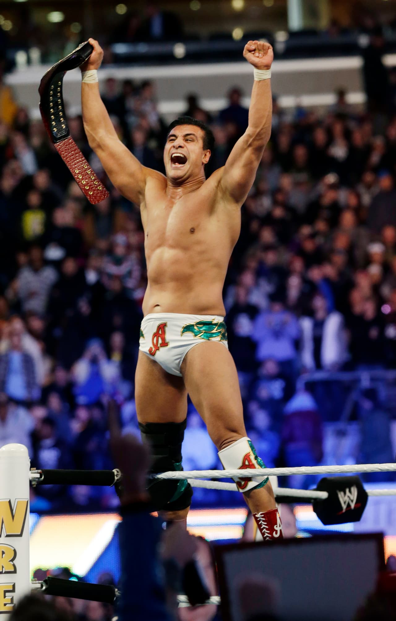 ‘Dos Caras’ anuncia contrato con la WWE y debuta en 2009 en la Florida Championship Wrestling, cambia su nombre a ‘Dos’.