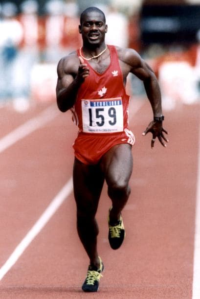 El astro canadiense Ben Johnson ganó la medalla de oro impuso récord mundial de los 100 metros planos en los Juegos Olímpicos de Seúl 1988. Sin embargo, tres días después fue encontrado culpable de dar positivo de estanozolol en una prueba de orina y sancionado con el retiro de su medalla y tres años de suspensión de toda competencia.