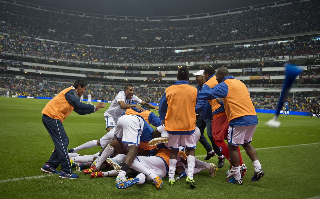 Algarabía total para el conjunto catracho ante la mirada celosa de las tribunas del Azteca, el mismo coloso que una vez más era testigo de una humillación a México en territorio nacional.