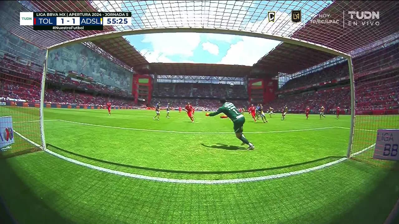 ¡CERCA! Alexis Vega disparó que se estrella en el poste.