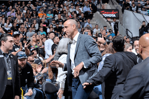A dondequiera que se dirigía el basquetbolista nacido en Bahía Blanca, Argentina, acaparaba las miradas.