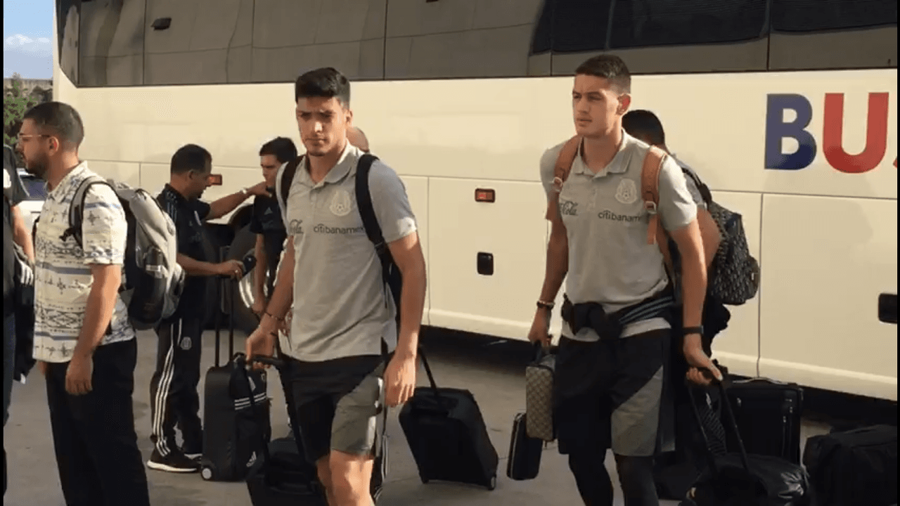 Con retraso, la selección mexicana ya está en Dallas