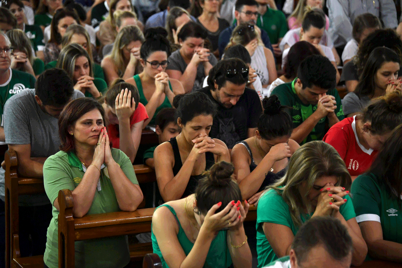 Aficionados asisten a una misa en honor de las víctimas del Chapecoense, fallecidas en el accidente aéreo.