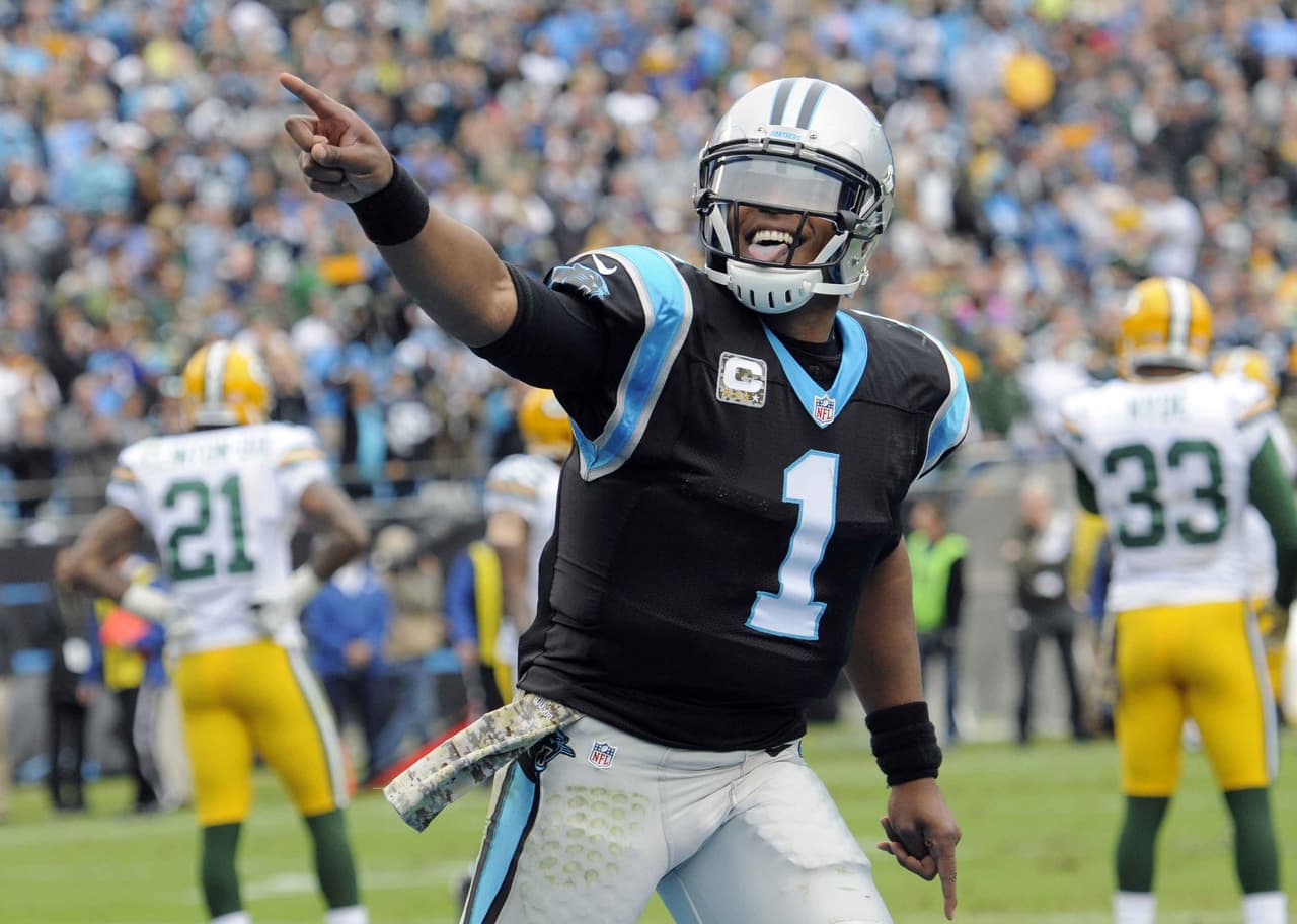 Cam Newton consiguió tres touchdowns por pase y uno por carrera para ayudar a los Panthers a mantener el invicto al vencer 37-29 a los Packers.