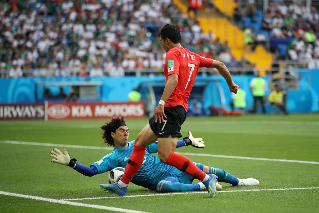 Esta es una de sus mejores intervenciones, cuando le cierra la puerta a su hombre más peligroso, Son Heung-min (7), con base en reflejos e instinto.