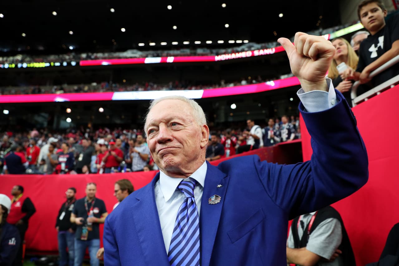 Jerry Jones ha logrado que los Dallas Cowboys sea la franquicia más valiosa en la NFL, en gran parte gracias a un millonario estadio construido por su iniciativa.