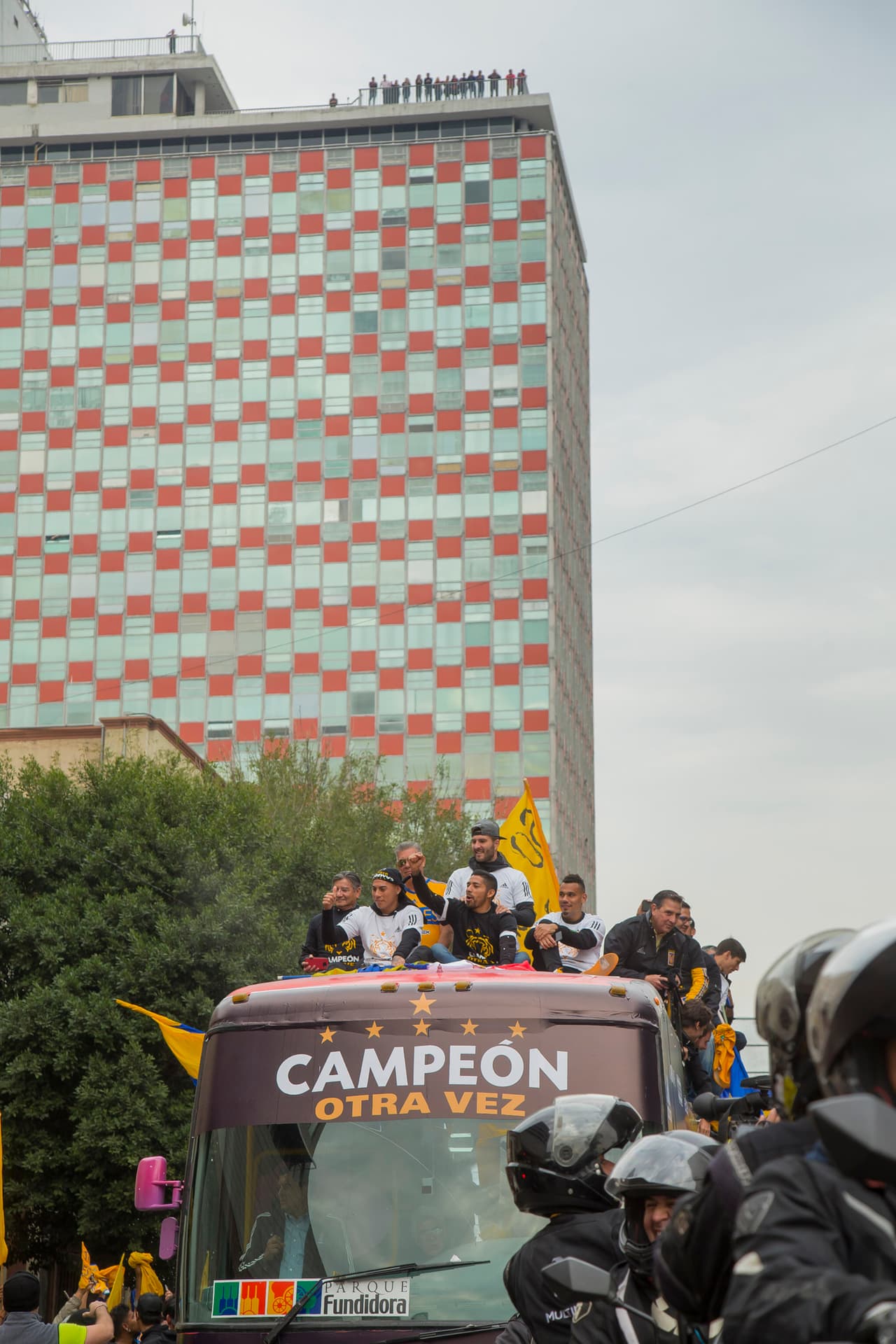 Tigres desfiló por las calles de Monterrey como campeón del Apertura 2017.
