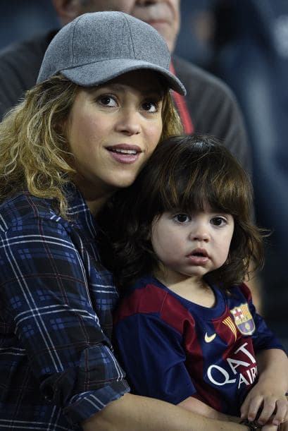 Shakira y Milan ven con mucha atención como gana su equipo.