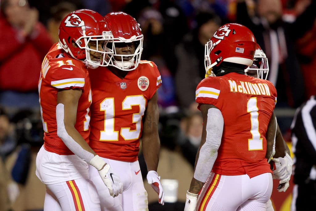 Los Chiefs se metieron nuevamente al partido por el Campeonato de la AFC aal vencer en tiempo extra a los Bills. La actuación de cuatro touchdowns de Patrick Mahomes llevó a Kansas City a ganar 42-36 contra Buffalo, un choque que pasará a la historia.
<br>