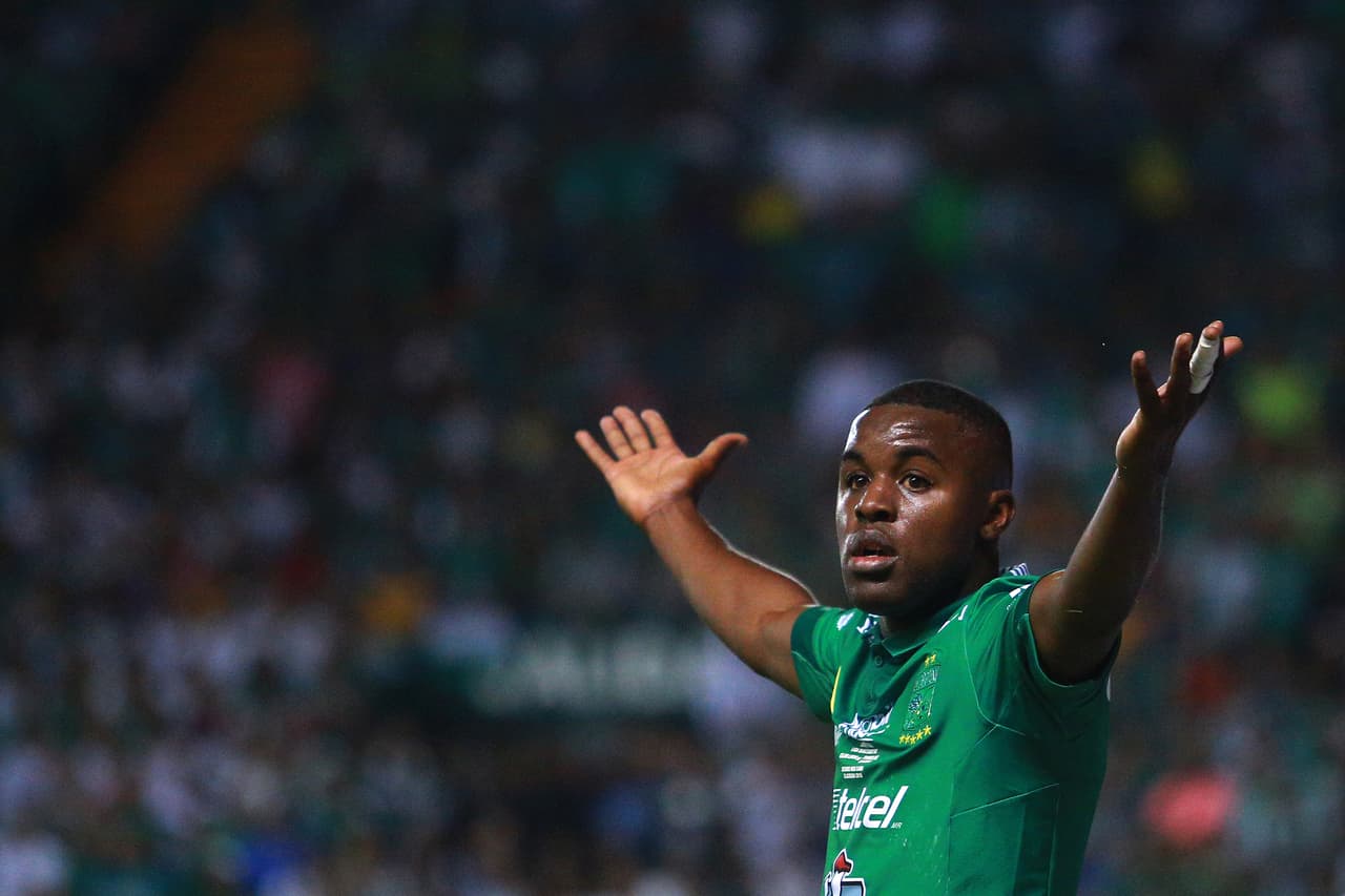 Otro delantero llamativo es el tico Joel Campbell de León. El único detalle con él es que sólo tiene dos estrellas de pierna mala, por lo que será un delantero previsible en sus movimientos.