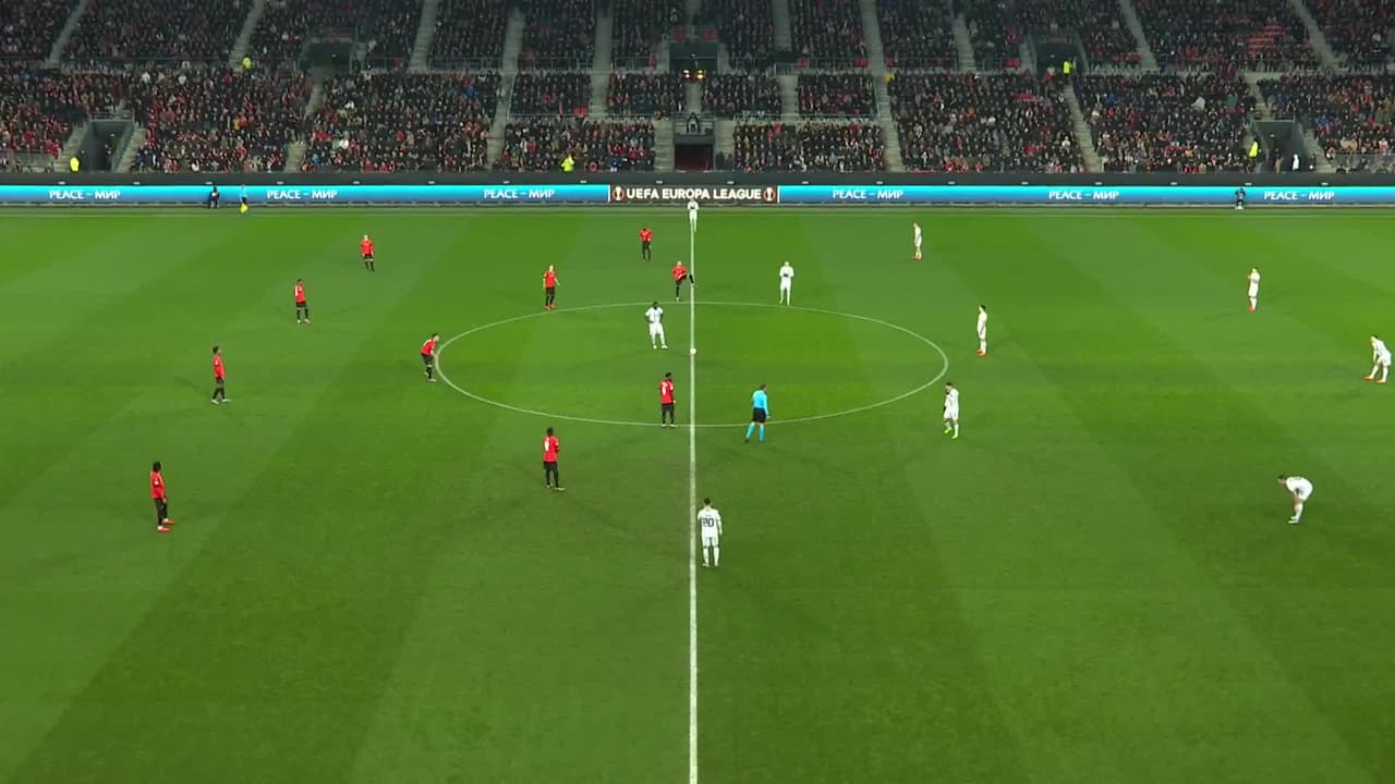 Arranca el partido y la pelota está en juego.