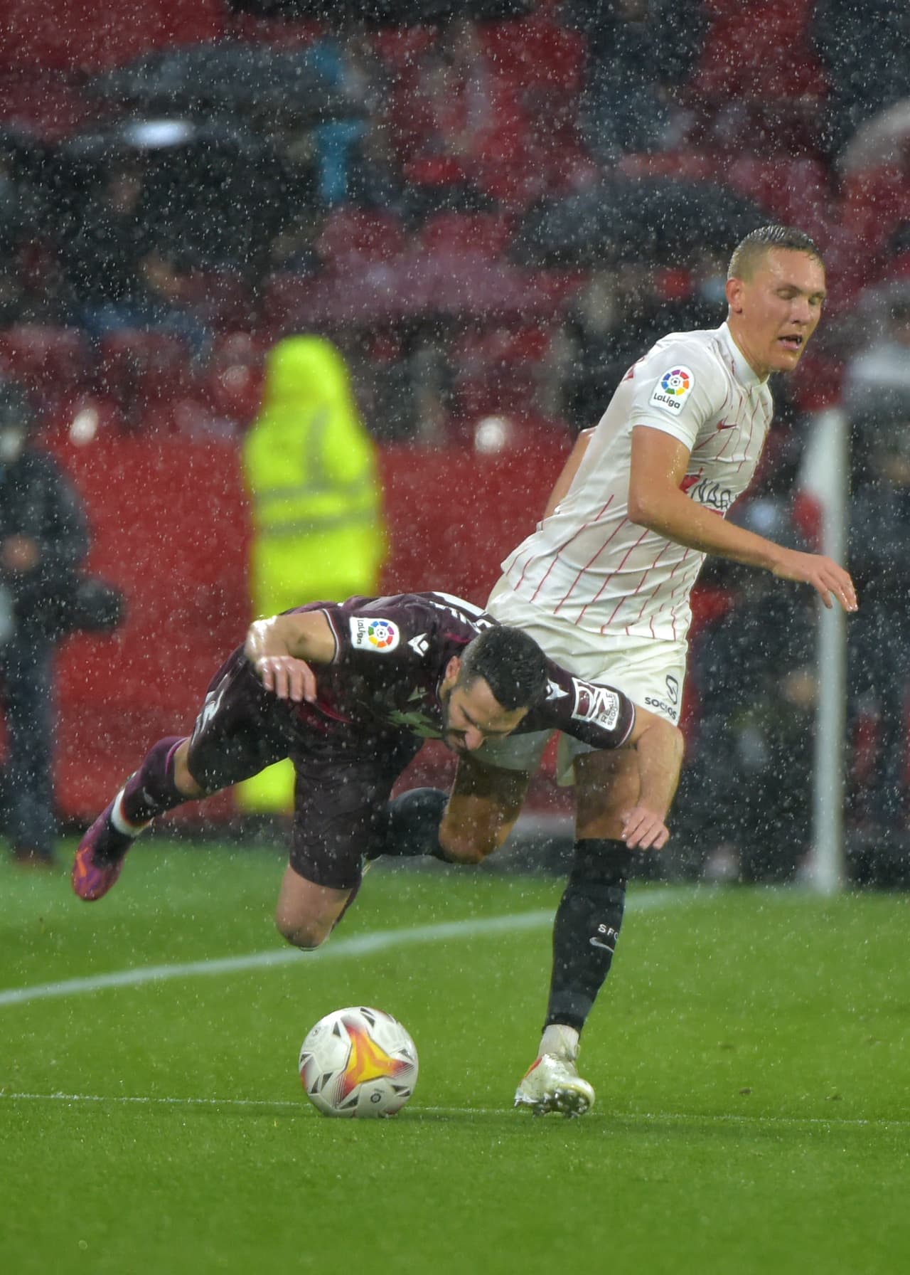 Sevilla no pasó del empate sin goles en casa ante la Real Sociedad y se rezaga en el intento de dar alcance al líder Real Madid.