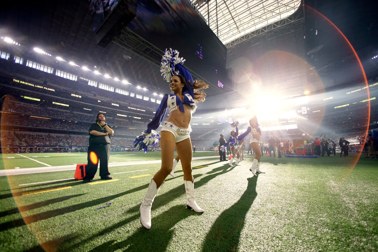 La belleza de las porristas y su mezcla con la sensualidad y alegría son un condimento clave para encender la fiesta de la NFL, que vivió su novena semana de competencia.