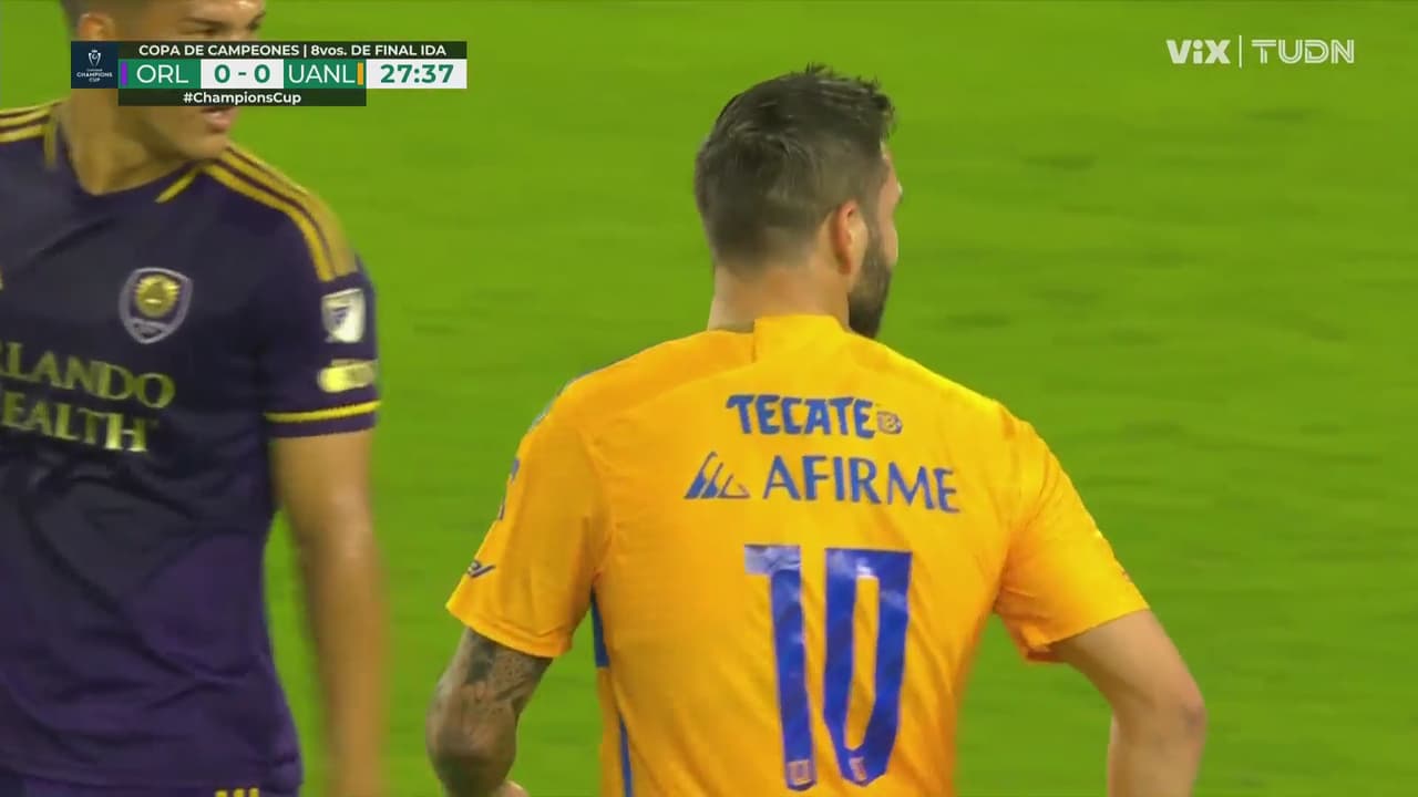 ¡La voló! El balón le quedó a Gignac en el área y la mandó arriba