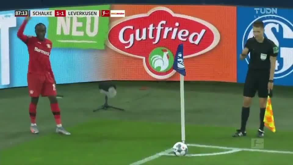 Tiro de esquina para Bayer 04 Leverkusen