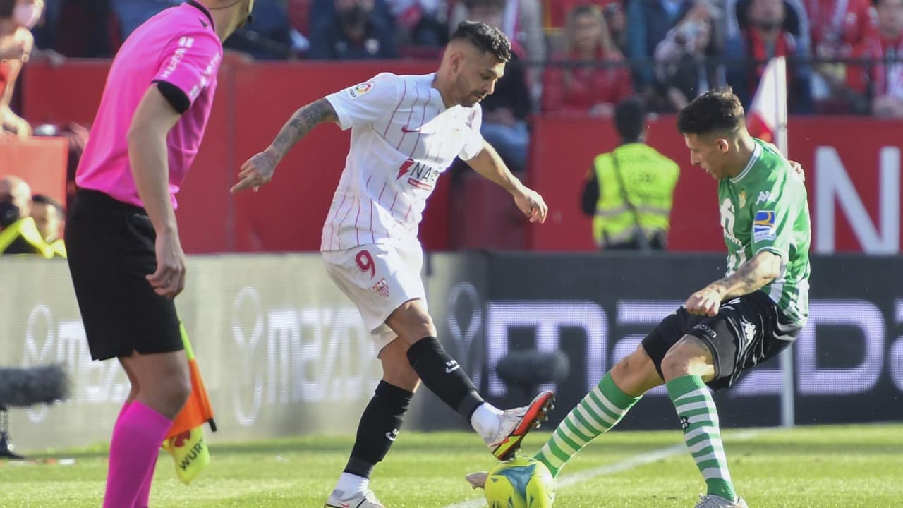 ¡Alabado! Se rinden ante 'Tecatito' Corona en Sevilla