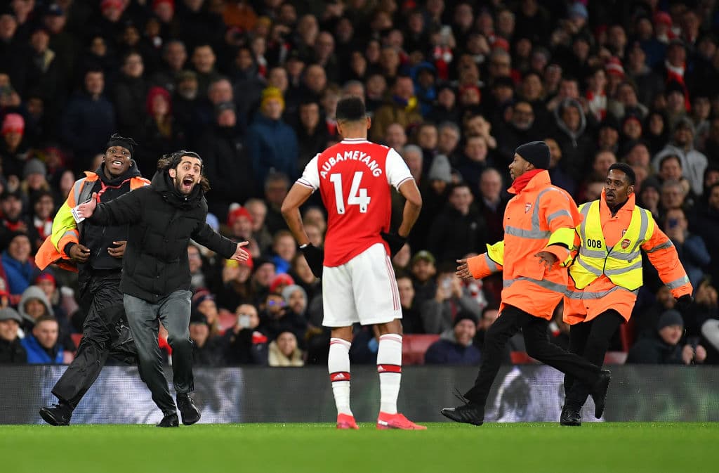 Ante la euforia del primer gol, un espontáneo ingresa a la cancha con la esperanza de festejar el tanto con sus ídolos.
