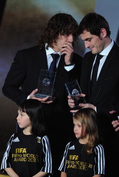 Puyol y Casillas platicaban a escondidas.