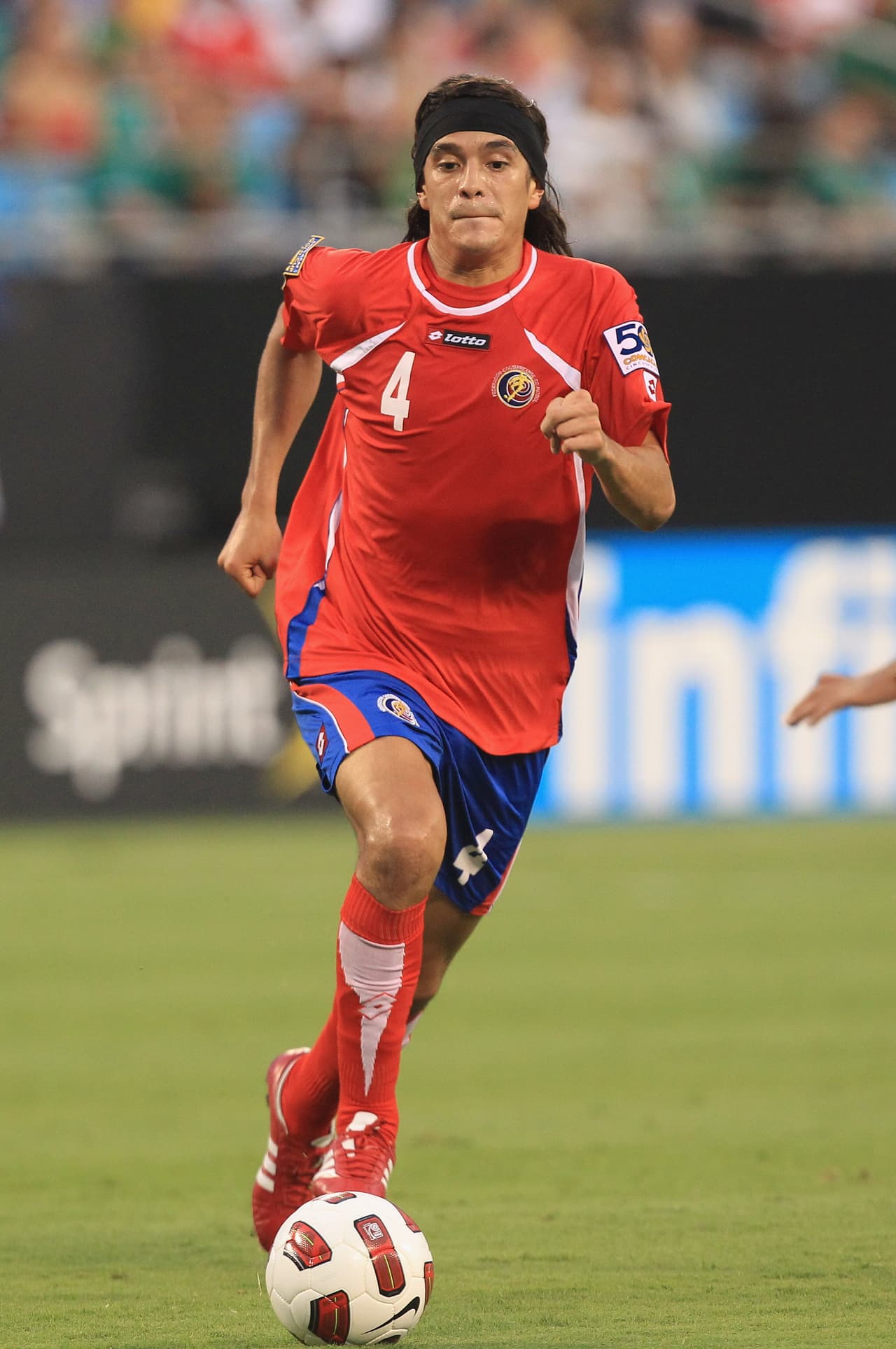 José Salvatierra. Posición: Defensa. Edad: 26 años. Club: Alajuelense (Primera Costa Rica). Veces Seleccionado: 26. Descripción: Debutó a los 19 años en la Liga de Primera División de Costa Rica. Nacido en San José ha sido cuatro veces campeón con Alajuelense y porta el número cuatro en el dorsal de su equipo.