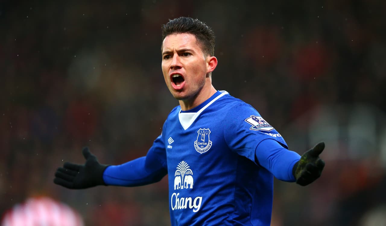 Bryan Oviedo. Posición: Defensa. Edad: 26 años. Club: Everton FC (Premier League). Veces Seleccionado: 30. Descripción: El defensor tico puede jugar como lateral o como volante por izquierda. Nacido en Ciudad Quesada, llegó a la Premier en 2012 tras jugar tres temporadas en Dinamarca.