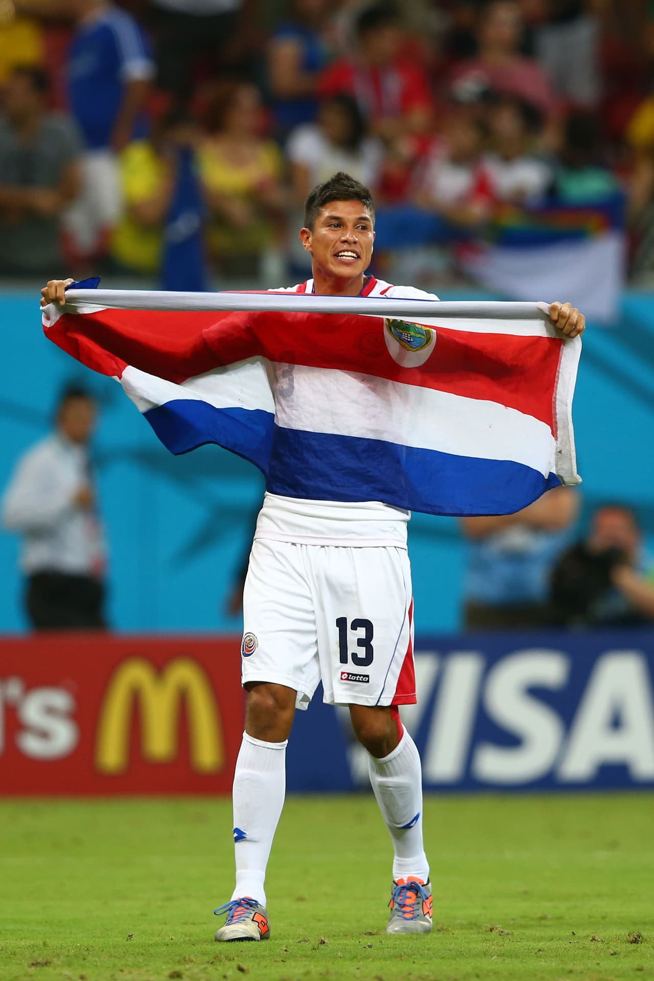 Óscar Granados. Posición: Mediocampista. Edad: 30 años. Club: Herediano (Primera Costa Rica). Veces Seleccionado: 13. Descripción: Nacido en el Cártago y debutó con el Herediano en 2012. Mundialista en Brasil 2014 suma 4 mil 57 minutos jugados en el 2016.