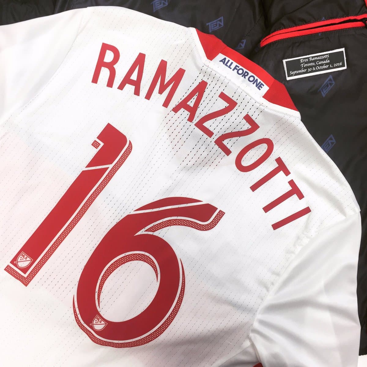Eros Ramazzotti se llevó una camiseta personalizada de Toronto FC.