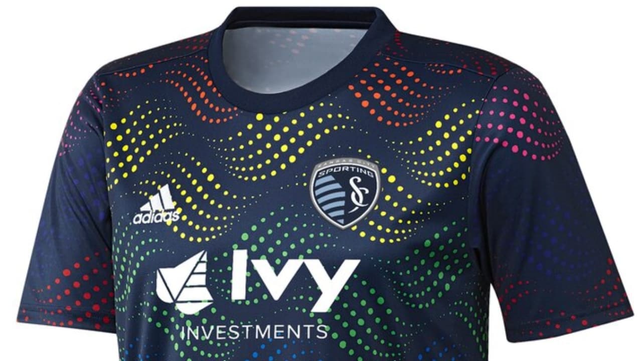 Como parte de la iniciativa 'Soccer For All', que busca la inclusión de todas las personas en el fútbol, la MLS ya ha dado a conocer algunas de las playeras de calentamiento que usarán los equipos la próxima semana en la Noche del Orgullo. Además, los dorsales de los jerseys de compeyencia tendrán los colores de la bandera de la comunidad LGBTI.