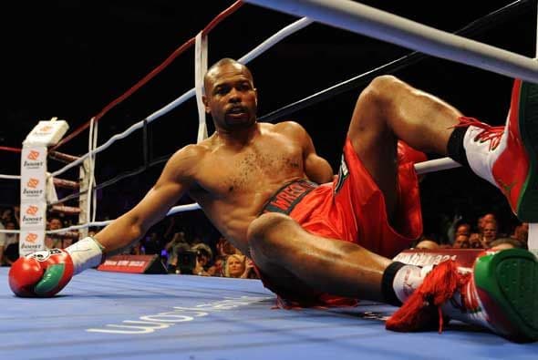 Luego de recibir una combinación Jones cayó a la lona en el mismo primer asalto.