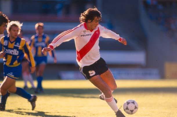 Gabriel Batistuta. De 1989 a 1990 jugó para los millonarios
<b>, </b>donde conquistó la Primera División. De 1990 a 1991 fichó para Boca Juniors para después llegar al futbol italiano.