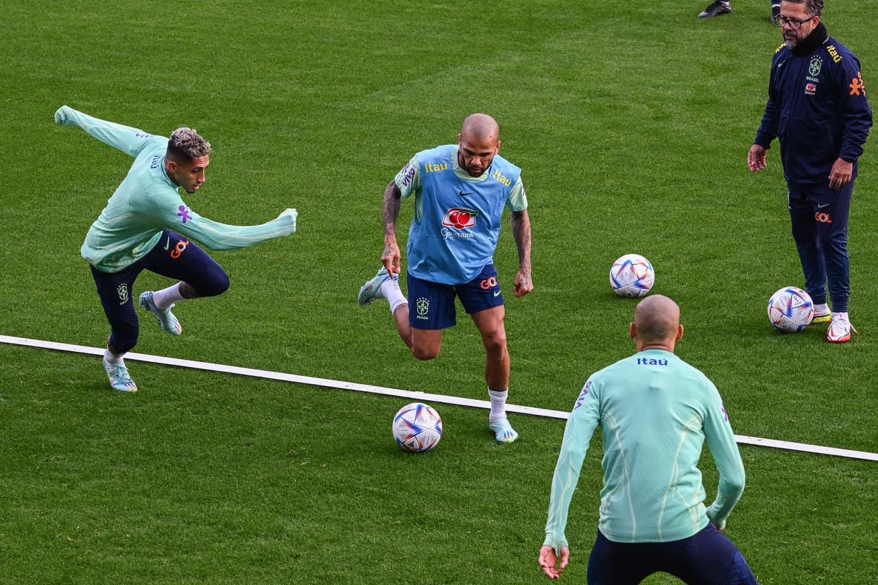 Dani Alves sorprende con par de duras entradas a dos de sus compañeros