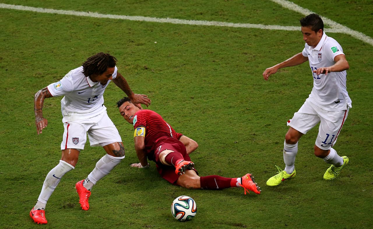 Estados Unidos llegó a Brasil en gran momento, luego de coronarse en la Copa Oro de 2013 y una clasificaci´ón demostrando superioridad en Concacaf. El equipo pasó a segunda ronda dejando atrás al Portugal de Cristiano Ronaldo y a su anterior verdugo Ghana. Fue segundo detrás de Alemania en el grupo G.
