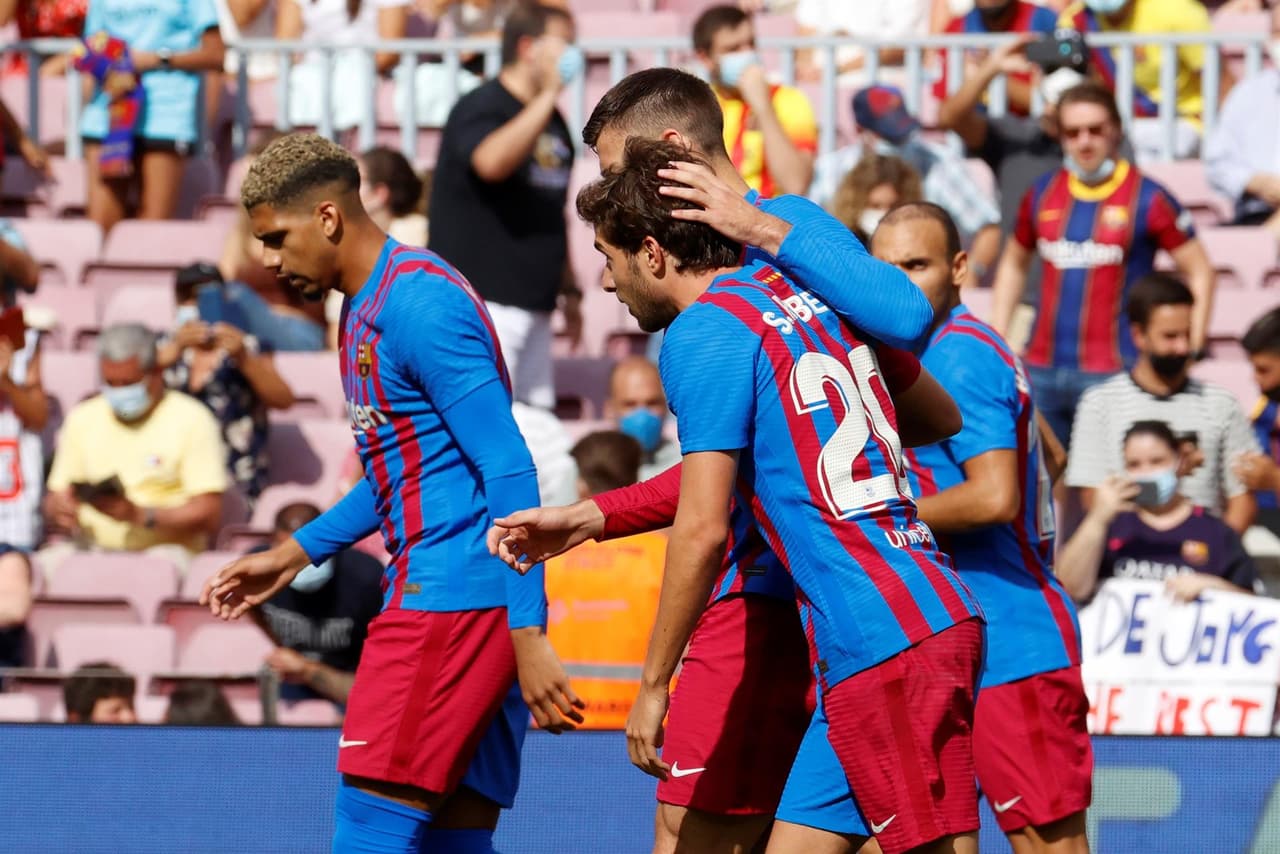 Barcelona consigue llevarse la victoria ante el Getafe 2-1, durante la tercera Jornada en La Liga. Sergi Roberto abrió el marcador muy temprano (2') a favor de los 'blaugrana', pero al minuto 18' Sandro Ramírez ya igualaba el marcado. Fue hasta el minuto 30' donde Memphis Depay ya ponía al Barca arriba y le daba la victoria.