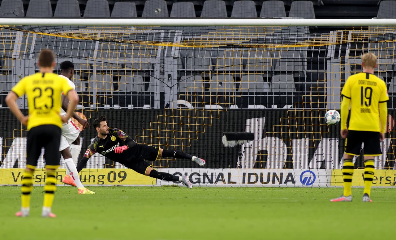 Jean-Philippe Mateta de Mainz anotó el 0-2 que sentenció el partido ante el intento de atajada por parte del arquero Roman Buerki del Dortmund.