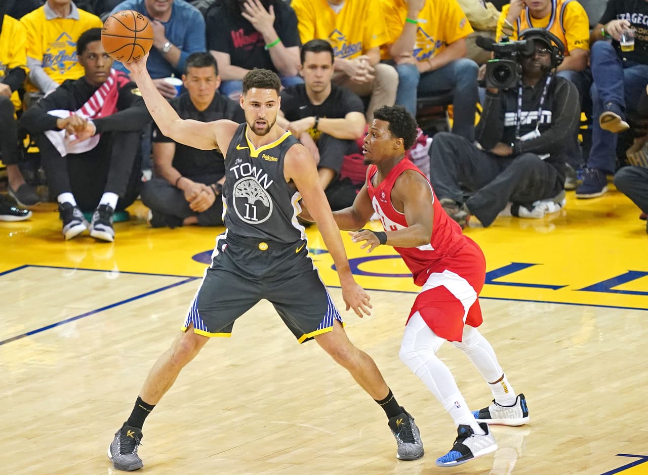 El guardia de Golden State Warriors Klay Thompson (izquierda) se destapó en el segundo cuarto llegando a 14 puntos en total.