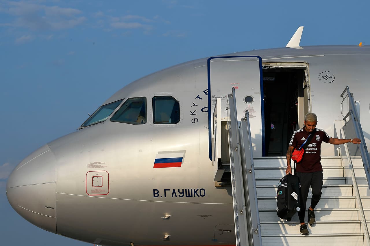 Jesús Manuel Corona bajando la escalinata del avión en el que llegó la selección mexicana a Ekaterimburgo, una localidad que está, para situarla, cerca de Kazajistán y a mediana distancia de Mongolia.