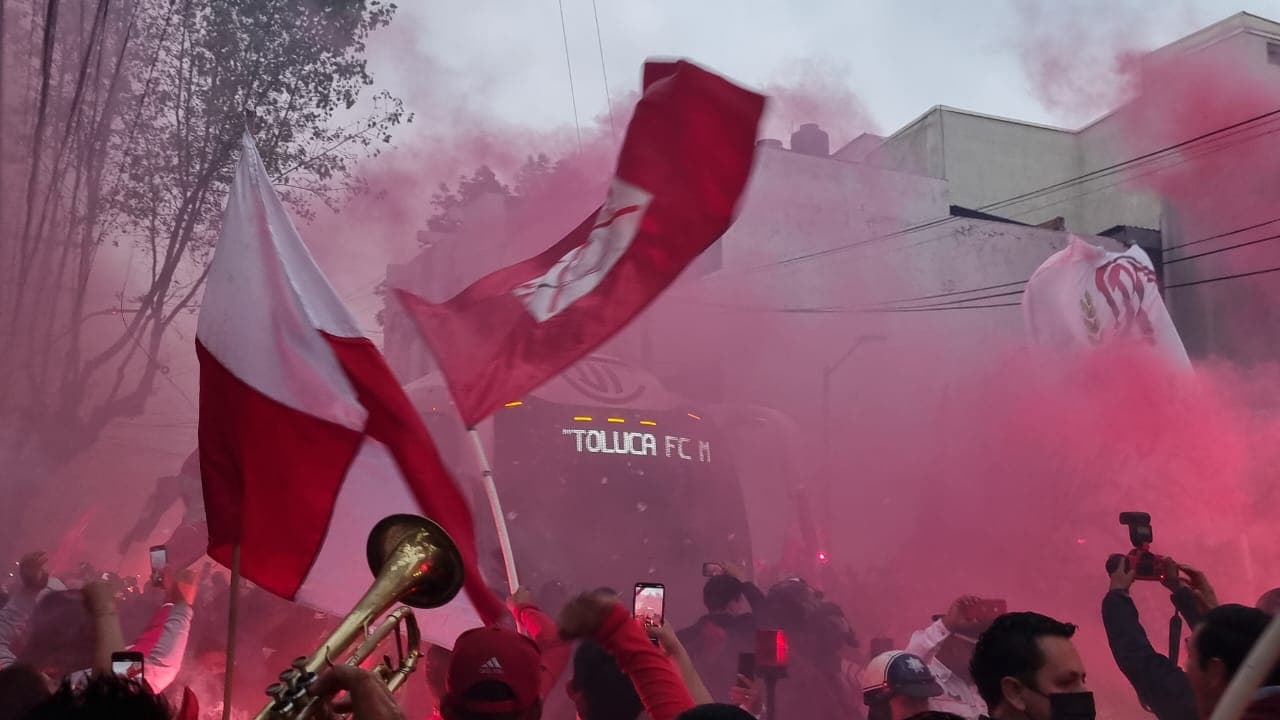 Toluca llega bajo una increíble marea roja de cánticos y bengalas